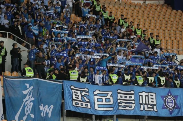 2008年5月12日，我国四川省产生特年夜地动。刚演习回来的某团体军摩步旅在返回营区途中，因与上级通信间断，旅长唐新生（侯勇 饰）判断号令军队赴灾区救济。此时，十万年夜军响应中心号令，已从四面八方赶往灾区，此中就有唐的老婆军医魏霁虹（童蕾 饰）。灾区映川此刻酿成人世地狱，县委书记仼玥（岳红 饰）顾不上家中年老的母亲（宋春丽 饰），率领世人冲在救人第一线。原筹办成婚的教师齐红玉（王嘉 饰）不知未婚夫张向川（徐箭 饰）的存亡，顽强地带学生互救自救。她不知道张向川此时正在前去灾区的路上。救济工作异常艰巨，加上阴